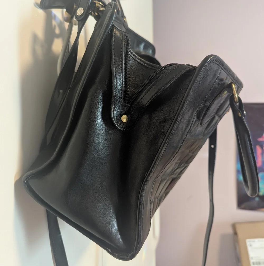 Vintage Brahmin Black Leather Crocodile-Embossed Handbag With Strap - Picture 8 of 11